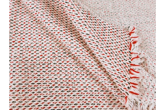 Tricot écru rouge