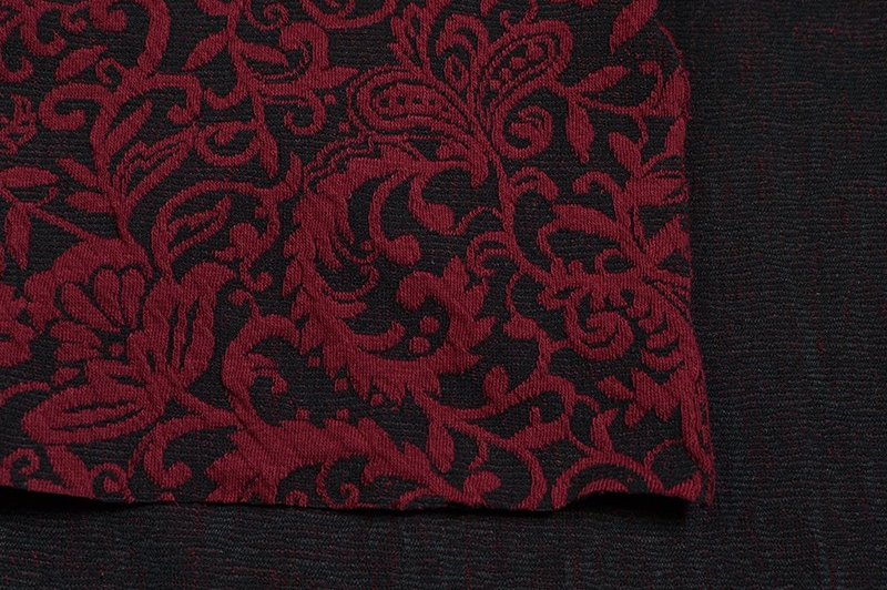 Maille tricot noir et rouge bordeaux