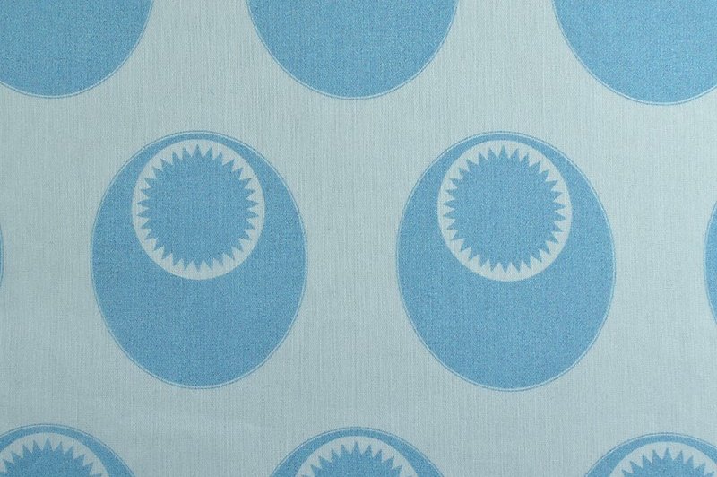 Organza motifs bleus fond blanc