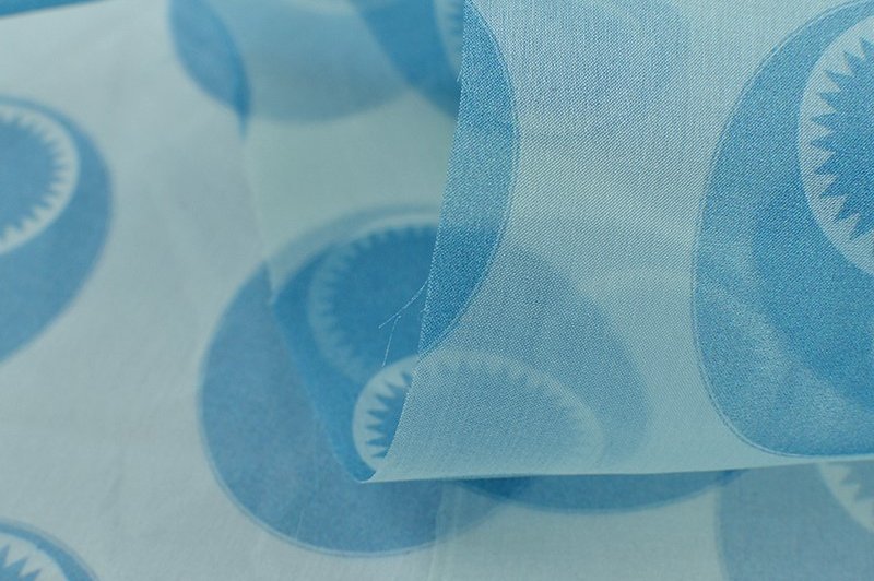 Organza motifs bleus fond blanc