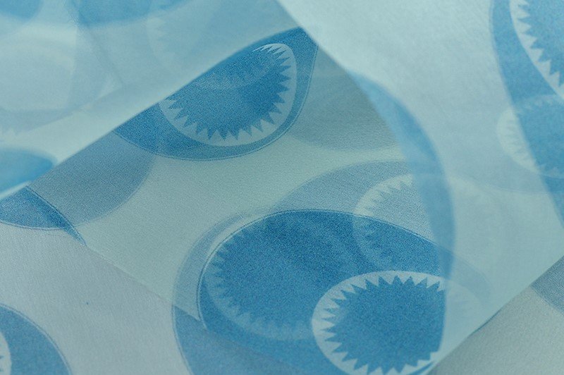 Organza motifs bleus fond blanc